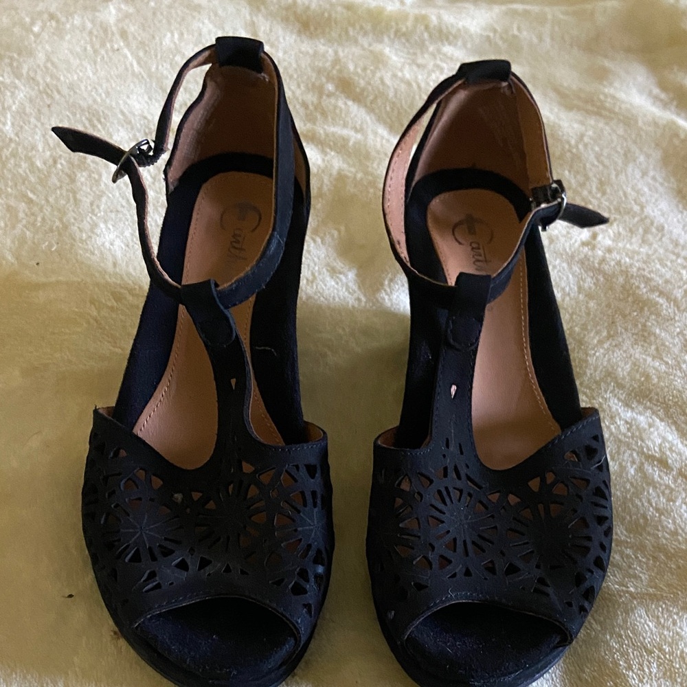 Earthies Black Cutout Platform Sandals never worn